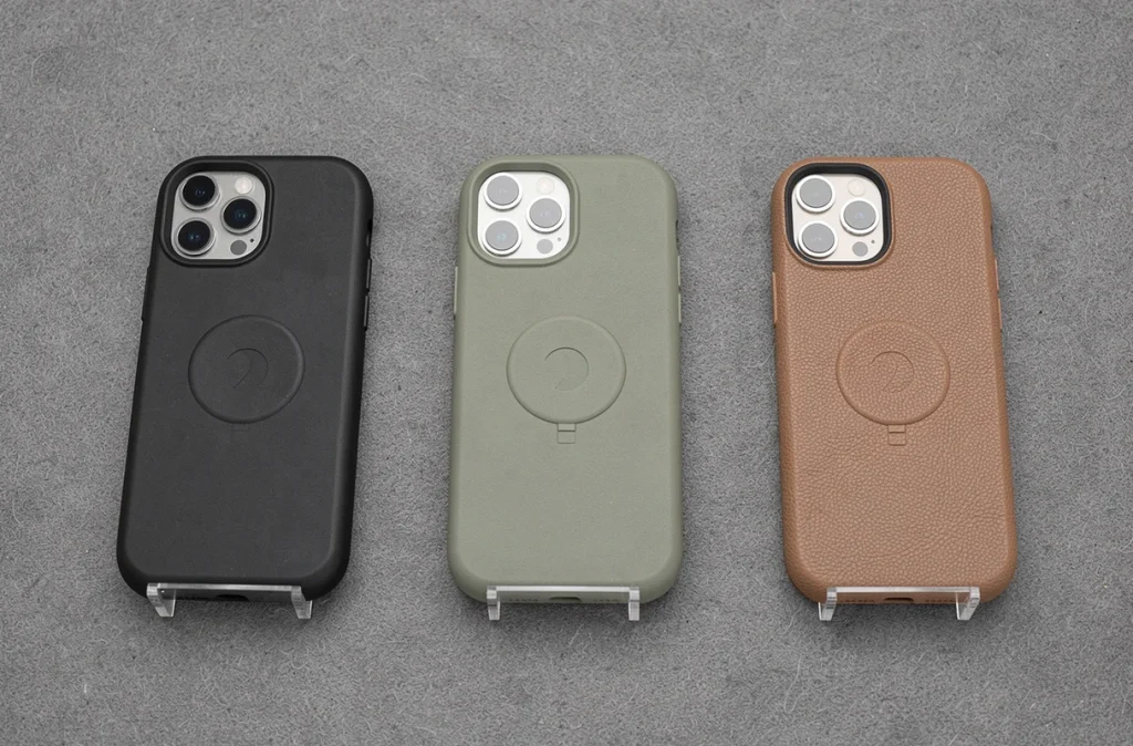 Comparaison de trois coques iPhone 14 Plus compatibles MagSafe en matières différentes : polycarbonate, silicone et cuir