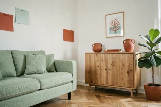 Salon contemporain avec canapé vert d'eau et accents terracotta, guide des couleurs complémentaires en décoration intérieure